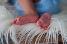 Load image into Gallery viewer, BLANK vinyl kit Wendy  18” by Viviane Aleluia