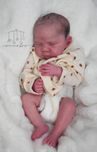 Load image into Gallery viewer, BLANK vinyl kit Wendy  18” by Viviane Aleluia