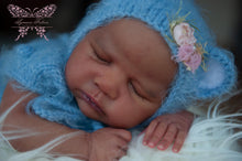 Load image into Gallery viewer, BLANK vinyl kit Wendy  18” by Viviane Aleluia