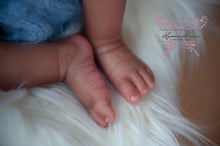 Load image into Gallery viewer, BLANK vinyl kit Wendy  18” by Viviane Aleluia