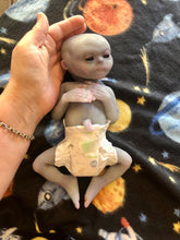 Load image into Gallery viewer, Custom Full body silicone alien baby awake (Hope in super soft blend)