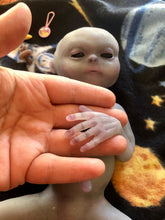 Load image into Gallery viewer, Custom Full body silicone alien baby awake (Hope in super soft blend)