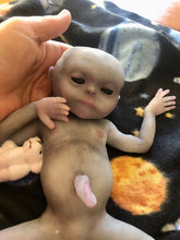 Load image into Gallery viewer, Custom Full body silicone alien baby awake (Hope in super soft blend)