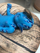 Load image into Gallery viewer, Custom Full body silicone avatar Na'vi fantasy baby (rooted head, flower, rooted tail)
