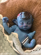 Load image into Gallery viewer, Custom Full body silicone avatar Na'vi fantasy baby (rooted head, flower, rooted tail)