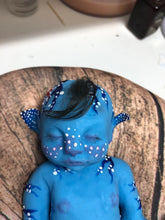 Load image into Gallery viewer, Custom Full body silicone avatar Na'vi fantasy baby (rooted head, flower, rooted tail)