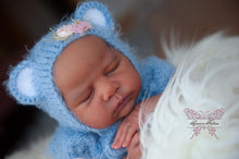 Load image into Gallery viewer, BLANK vinyl kit Wendy  18” by Viviane Aleluia
