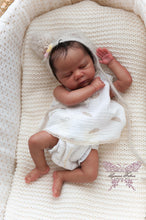 Load image into Gallery viewer, BLANK vinyl kit Wendy  18” by Viviane Aleluia
