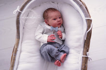 Load image into Gallery viewer, BLANK vinyl kit Mayven by Viviane Aleluia (includes: vinyl head, full limbs, non gender belly plate &amp; fabric body)
