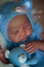 Load image into Gallery viewer, BLANK vinyl kit Wendy  18” by Viviane Aleluia
