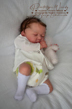 Load image into Gallery viewer, BLANK vinyl kit Wendy  18” by Viviane Aleluia
