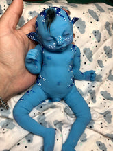 Load image into Gallery viewer, Custom Full body silicone avatar Na&#39;vi fantasy baby 9.4&quot; rooted head
