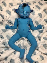 Load image into Gallery viewer, Custom Full body silicone avatar Na&#39;vi fantasy baby 9.4&quot; rooted head
