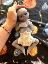 Load image into Gallery viewer, Custom Full body silicone alien baby awake (Hope in super soft blend)
