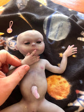 Load image into Gallery viewer, Custom Full body silicone alien baby awake (Hope in super soft blend)

