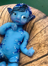 Load image into Gallery viewer, Custom Full body silicone avatar Na&#39;vi fantasy baby girl awake (rooted head, flower, rooted tail, eyelashes)
