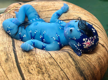 Load image into Gallery viewer, Custom Full body silicone avatar Na&#39;vi fantasy baby girl awake (rooted head, flower, rooted tail, eyelashes)
