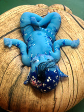 Load image into Gallery viewer, Custom Full body silicone avatar Na&#39;vi fantasy baby girl awake (rooted head, flower, rooted tail, eyelashes)
