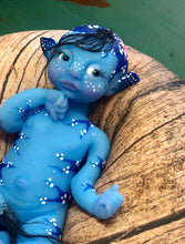 Load image into Gallery viewer, Custom Full body silicone avatar Na&#39;vi fantasy baby girl awake (rooted head, flower, rooted tail, eyelashes)

