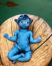 Load image into Gallery viewer, Custom Full body silicone avatar Na&#39;vi fantasy baby girl awake (rooted head, flower, rooted tail, eyelashes)
