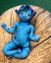Load image into Gallery viewer, Custom Full body silicone avatar Na&#39;vi fantasy baby girl awake (rooted head, flower, rooted tail, eyelashes)
