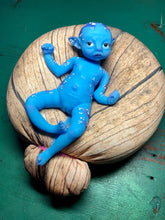 Load image into Gallery viewer, Custom Full body silicone avatar Na&#39;vi fantasy baby girl 9.4&quot; awake
