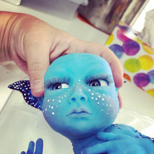 Load image into Gallery viewer, Full body silicone Na&#39;vi baby 12&quot; super soft blend eyes open
